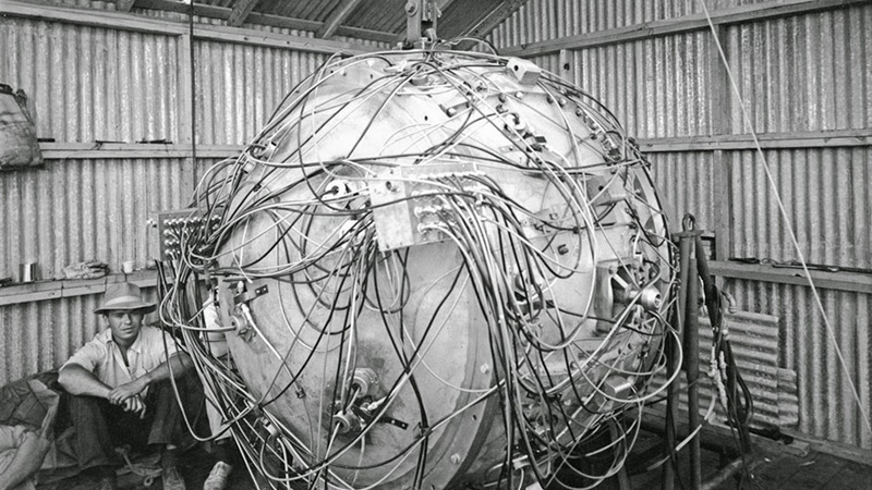Trinity 'gadget' bomb prior to detonation